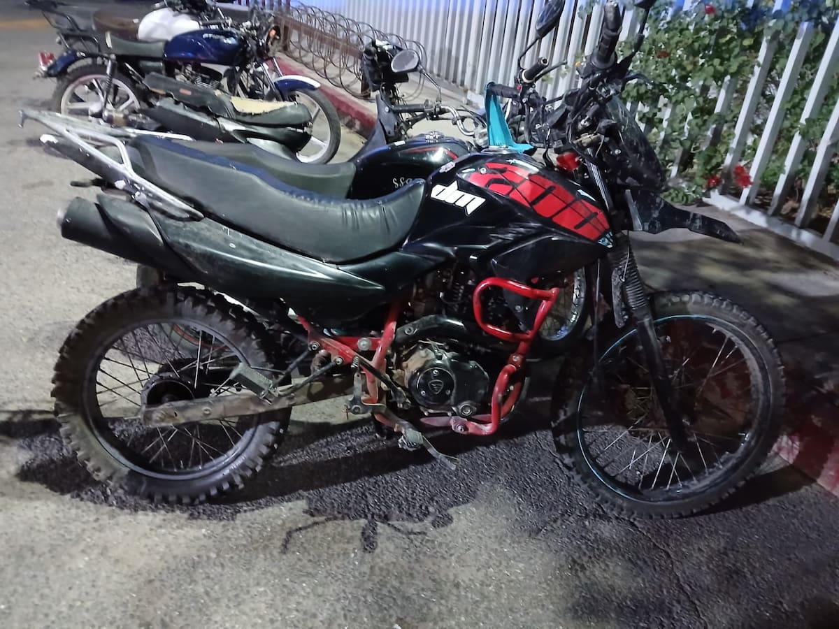 Dos hombres armados que circulaban a exceso de velocidad en una motocicleta sin placas fueron detenidos por agentes municipales en el residencial Montecarlo. Foto: Cortesía