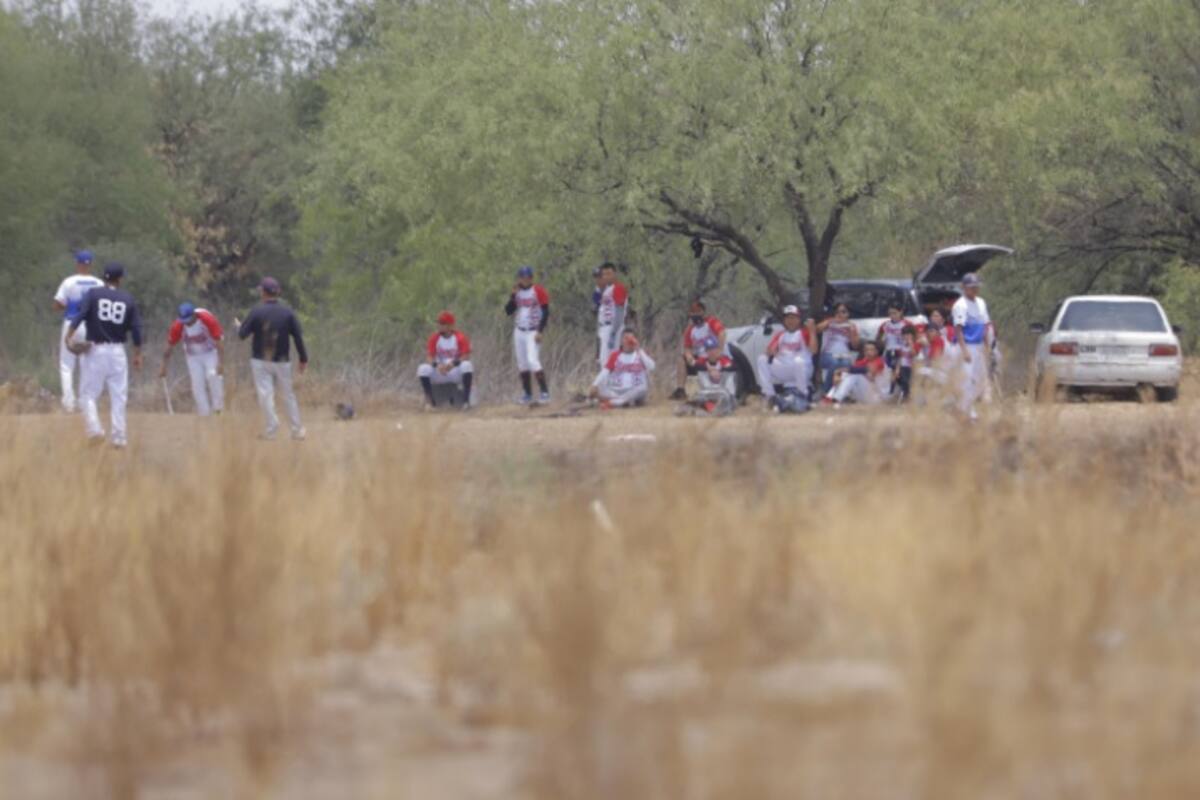 Equipos de beisbol ignoran prohibición de jugar en campos de Hermosillo, pese a advertencia