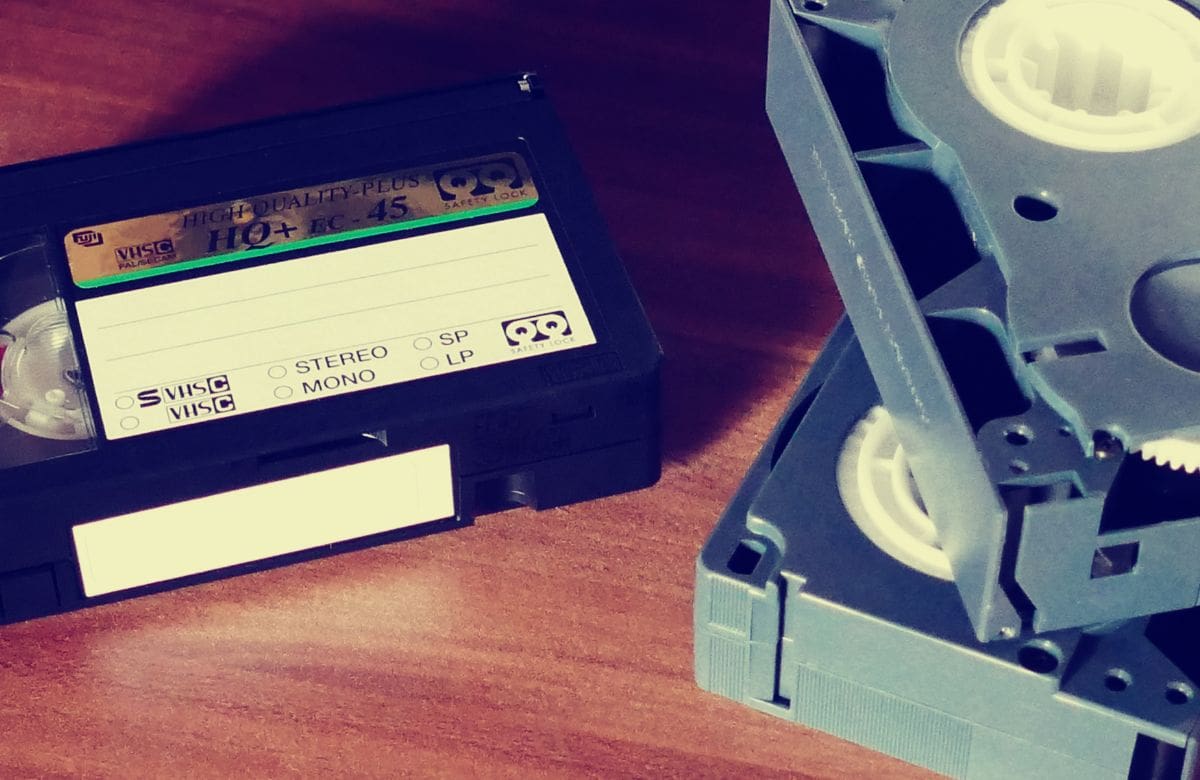 Si tienes cintas VHS guardadas, puedes reutilizarlas en objetos funcionales y decorativos | Foto: Especial (canva)