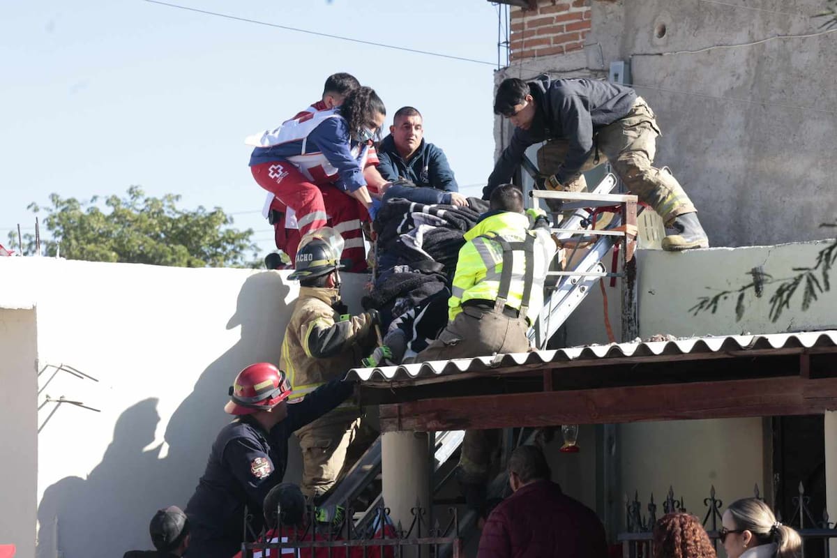 Elementos de Cruz Roja y Bomberos de Hermosillo ayudan a bajar del segundo piso a un adulto mayor de 50 años. | Teodoro Borbón