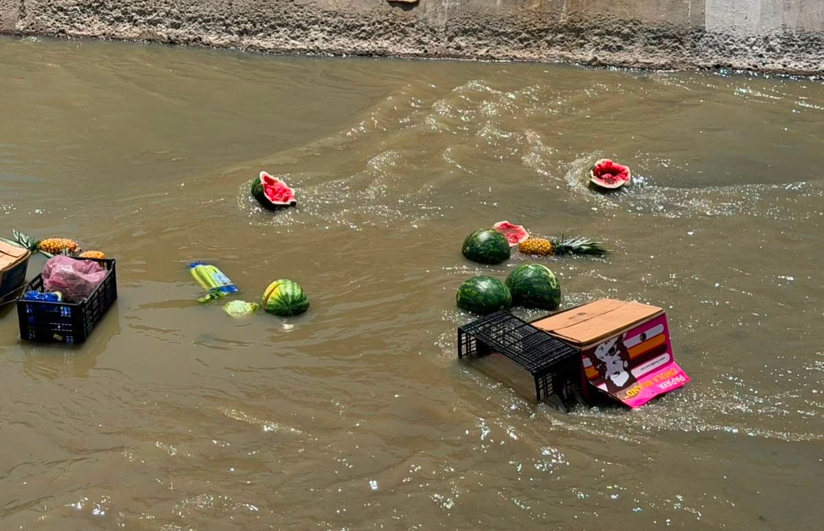 El conductor fue trasladado a un hospital; frutas y verduras que transportaba quedaron esparcidas tras el accidente. Foto: Border Zoom