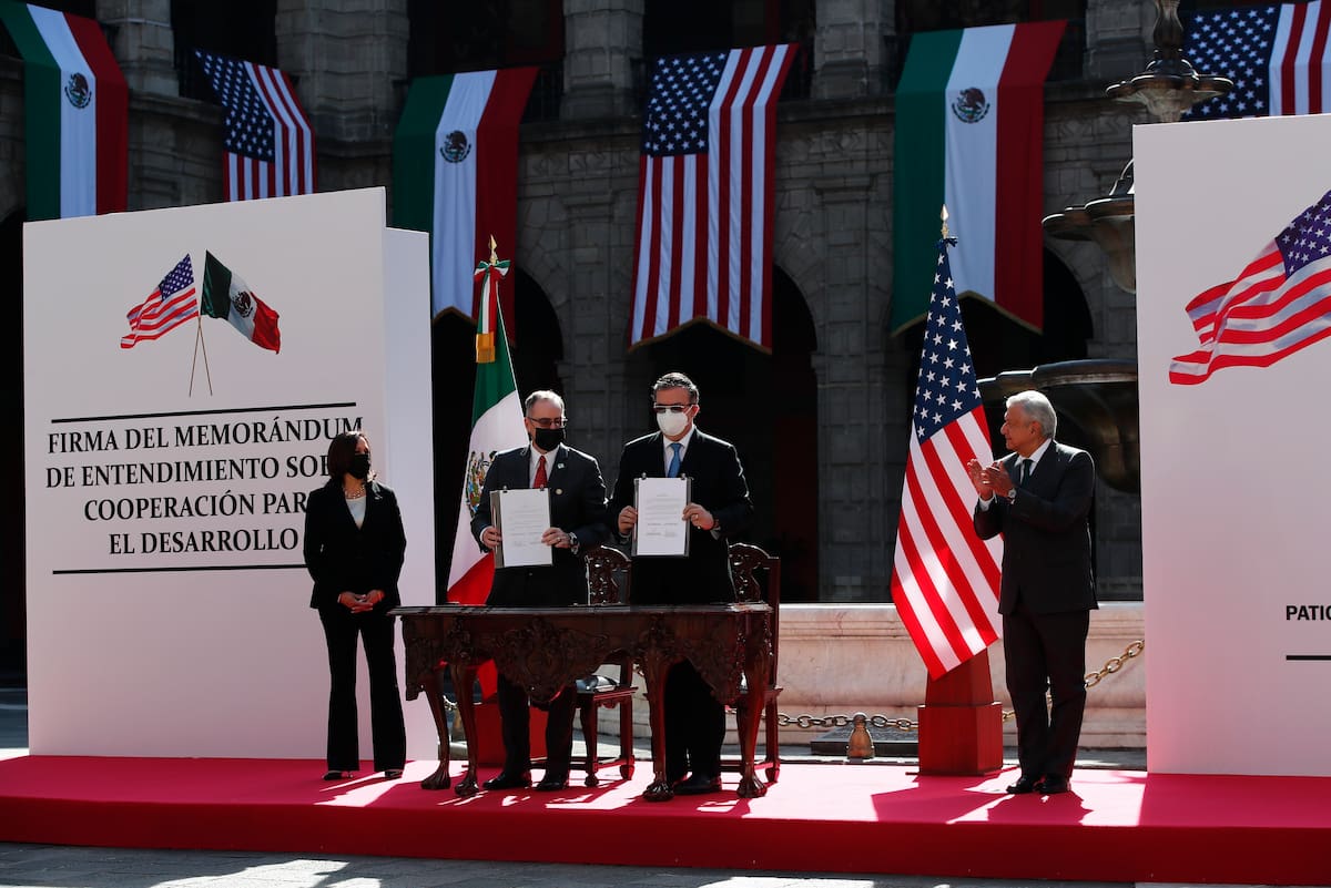 Fotografía de archivo del presidente de México, Andrés Manuel López Obrador (d); y la vicepresidenta de Estados Unidos, Kamala Harris (i), durante la firma del memorándum de entendimiento sobre cooperación para el desarrollo en Palacio Nacional de la Ciudad de México. | Crédito: EFE/José Méndez