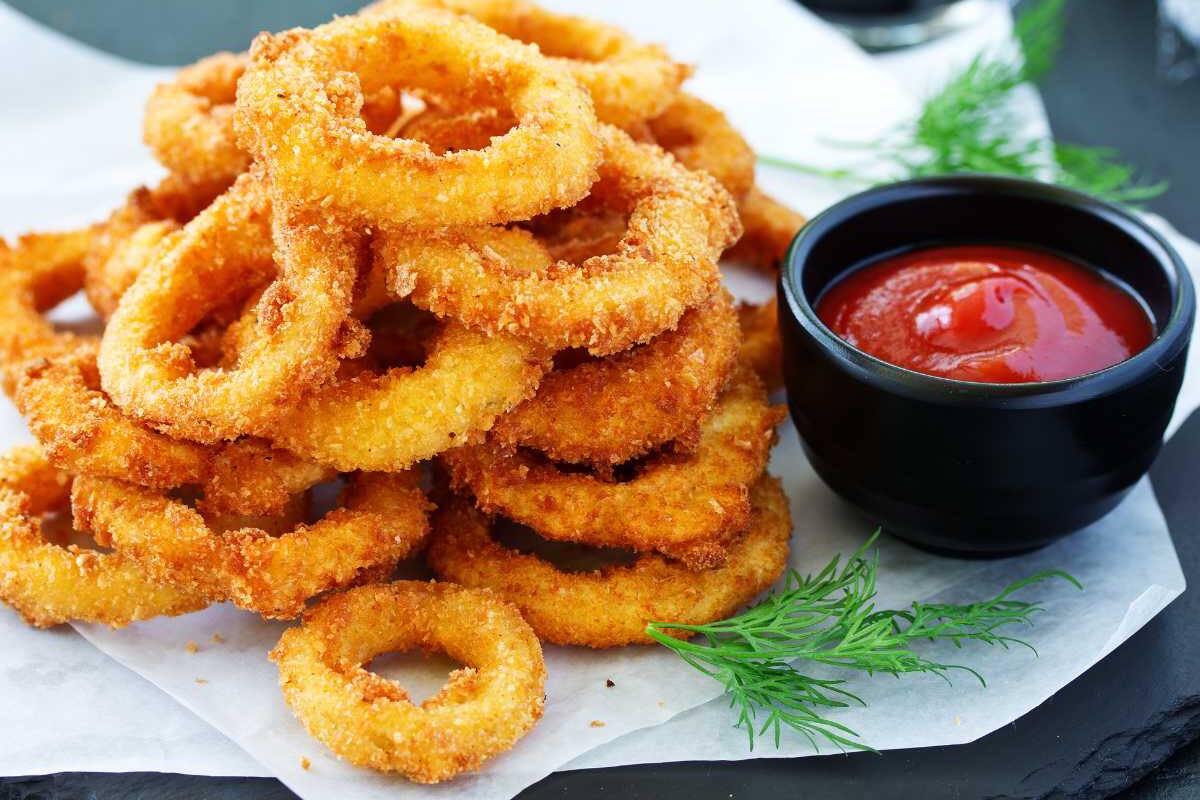 ¡Sorprende a tus sentidos con esta receta de aros de cebolla dorados y crujientes!