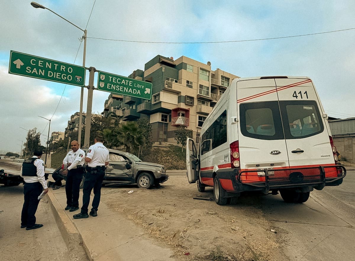 El accidente ocurrió en la incorporación hacia el bulevar Lázaro Cárdenas; no se reportaron personas con lesiones de gravedad. Foto: Border Zoom