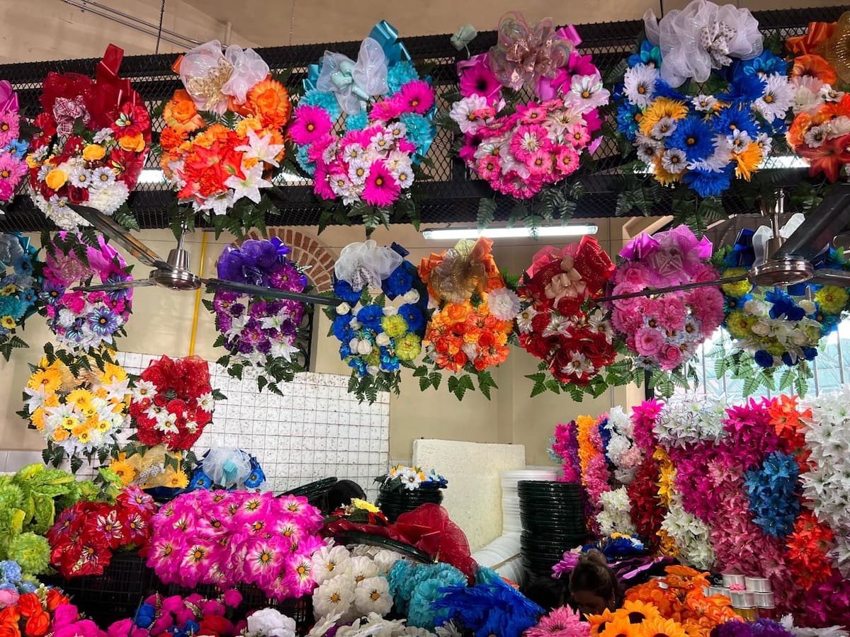 La mudanza de los puestos al interior del mercado ha provocado que los clientes no los encuentren fácilmente.