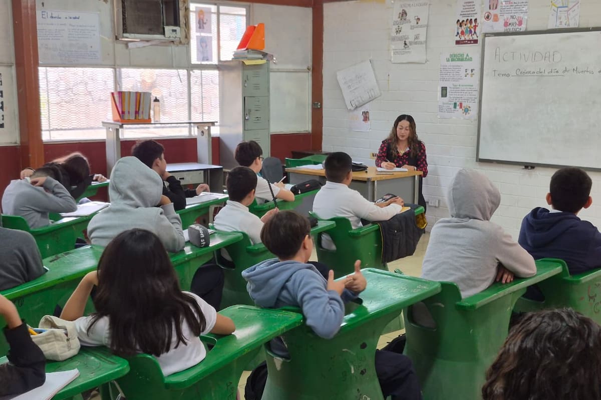 Estudiantes de la Secundaria Técnica 6 vuelven a las aulas luego de un mes sin clases por fallas eléctricas