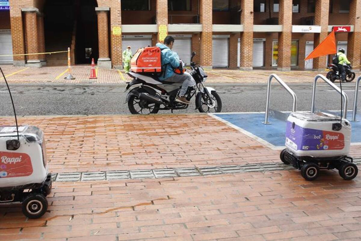 Robots entregan comida a domicilio en Colombia durante la cuarentena por COVID-19