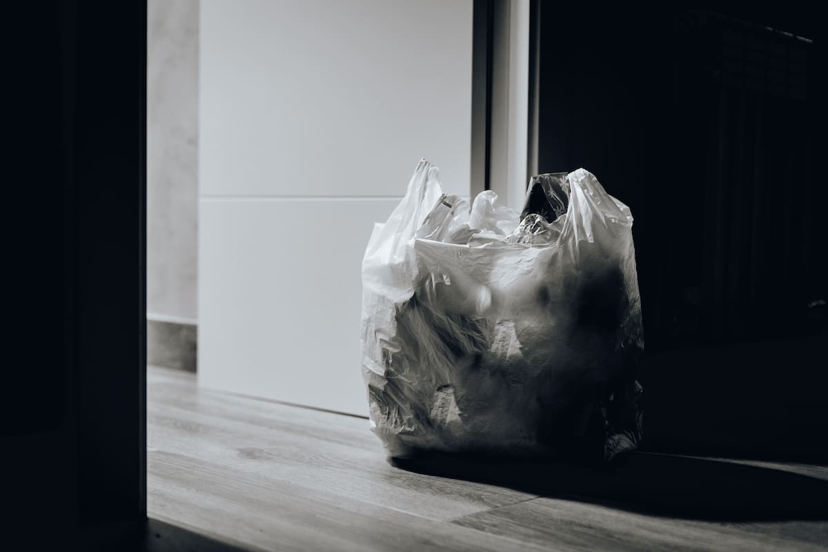Utilizar bicarbonato de sodio ayuda a neutralizar los malos olores en los botes de basura en las cocinas.