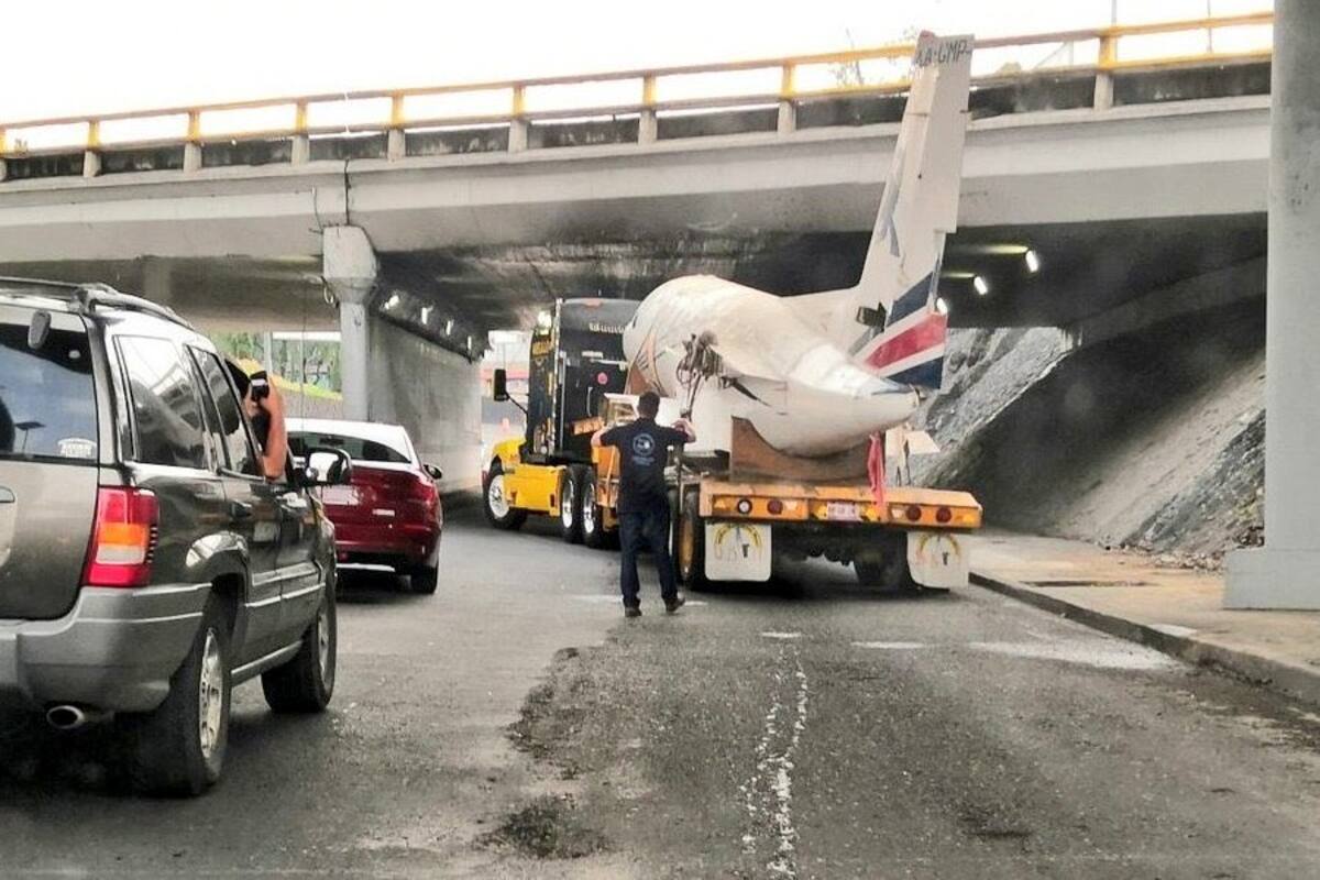 VIRAL: Cómo fue que se atoró un avión bajo un puente en Viaducto Tlalpan