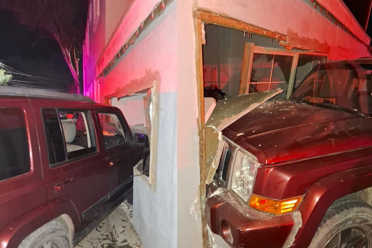 Camioneta choca contra casa en Rosarito y destruye una pared