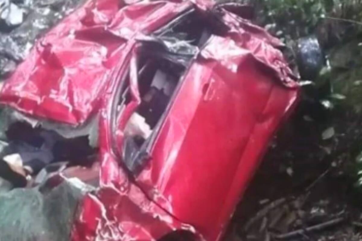 Automóvil cae a barranca de más de 200 metros en Oaxaca