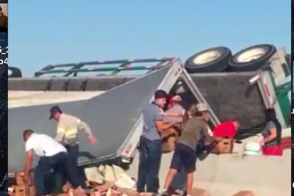 “Rapiña” en trailer volcado con cerveza en Sonora, reportan en redes