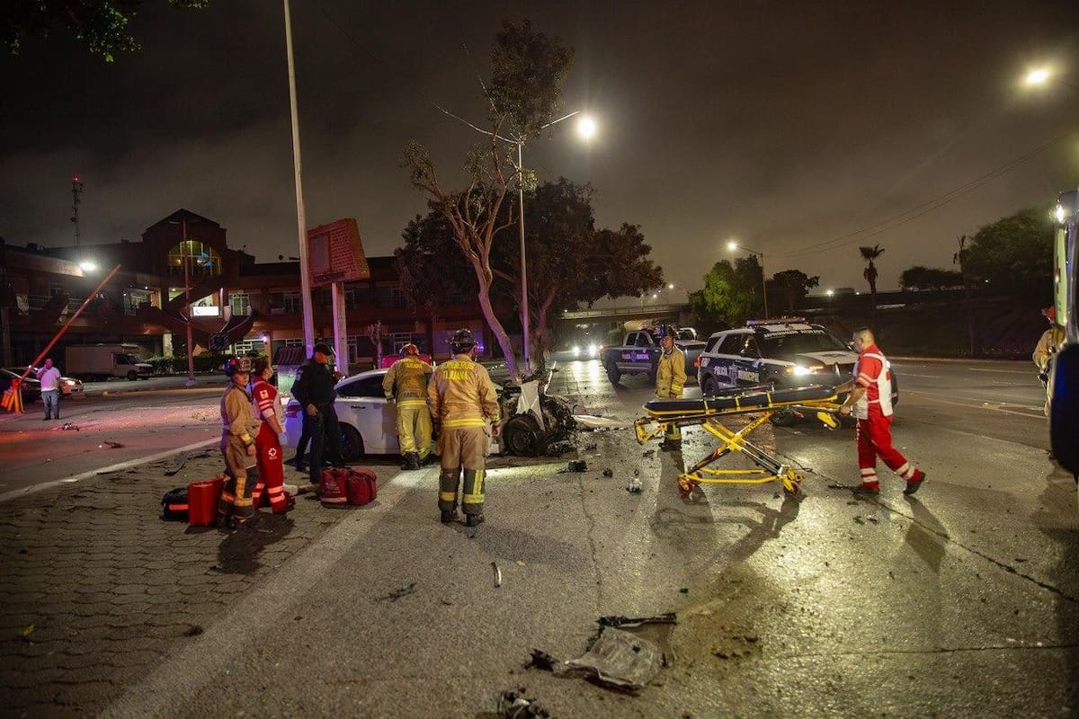 El vehículo quedó con daños visibles tras el fuerte accidente registrado durante la madrugada sobre la Vía Rápida Poniente, en Zona Río. Foto: Cortesía / Border Zoom