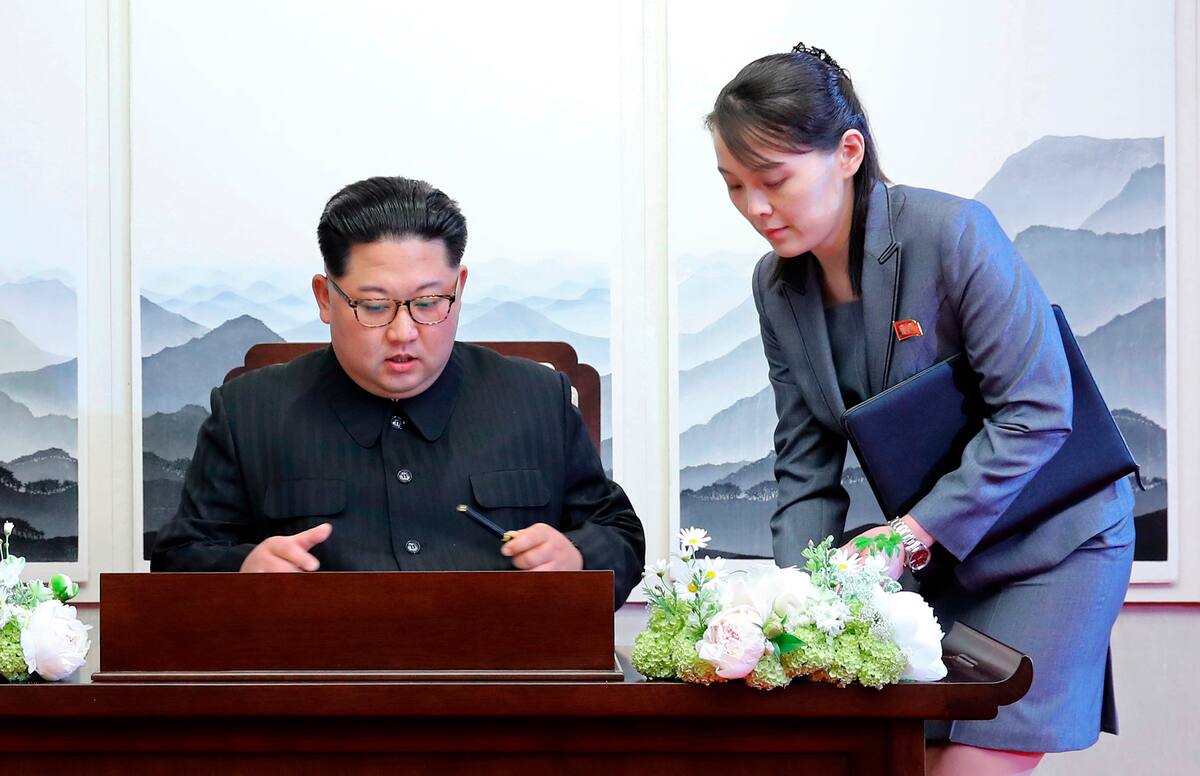 ARCHIVO - En esta foto de archivo del 27 de abril de 2018, el líder norcoreano Kim Jong Un firma un libro de huéspedes en la Casa de la Paz en la aldea fronteriza de Panmunjom en la Zona Desmilitarizada. A su lado, su hermana Kim Yo Jong. (Korea Summit Press Pool via AP, File)