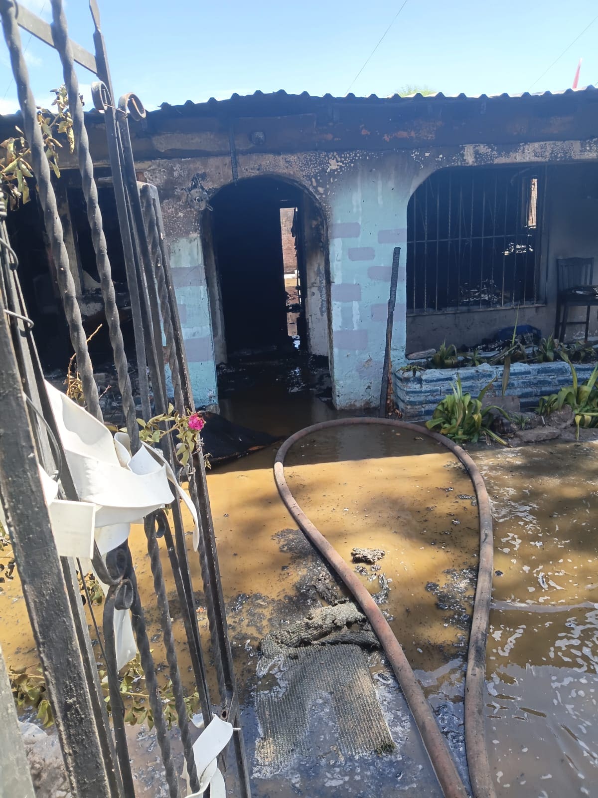 Una madre de familia y sus tres hijos perdieron todo su patrimonio luego de que un incendio consumiera por completo su vivienda la tarde del jueves en San Luis Río Colorado.│Foto: Cortesía