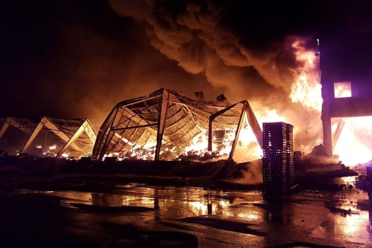 Arrasa incontrolable incendio nave industrial en parque Nordica de Tijuana