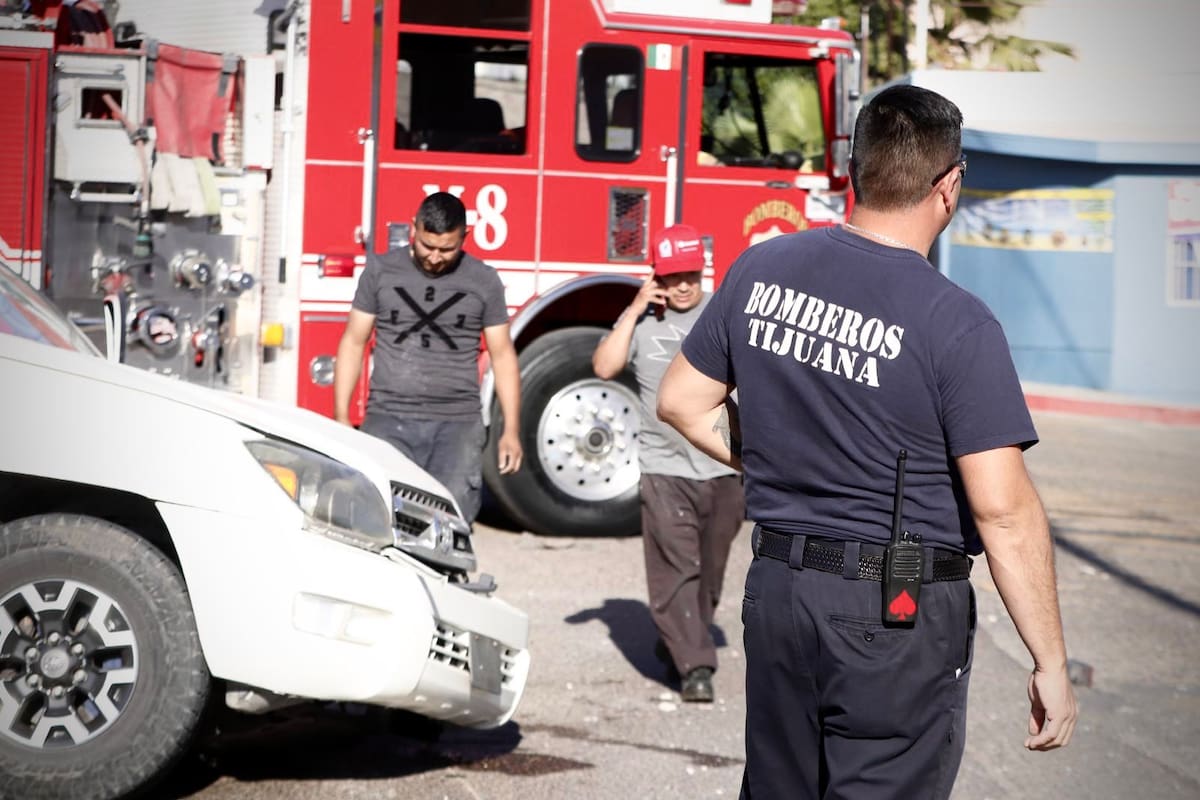 Un hombre resultó lesionado tras perder el control de su camioneta y chocar sobre Paseo Águila Azteca, lo que movilizó a cuerpos de emergencia. Foto: Border Zoom