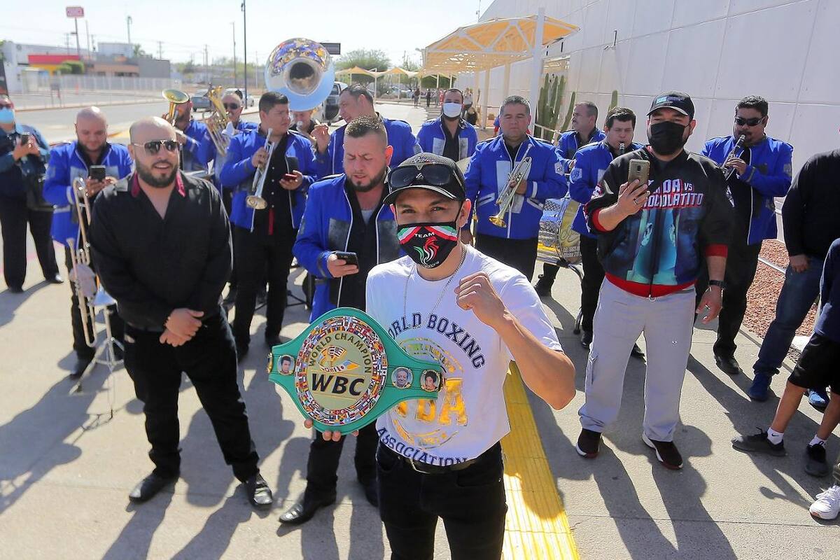 Reciben al campeón mundial "Gallo" Estrada a ritmo de banda