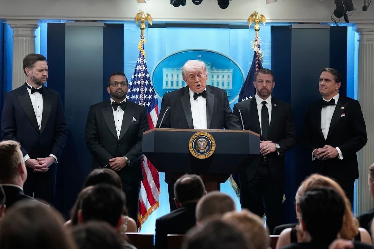 El presidente Donald Trump respondió "supongo" cuando se le preguntó si él era el objetivo del hombre que irrumpió en un control de seguridad durante la cena anual de la Asociación de Corresponsales de la Casa Blanca. | Crédito: AP