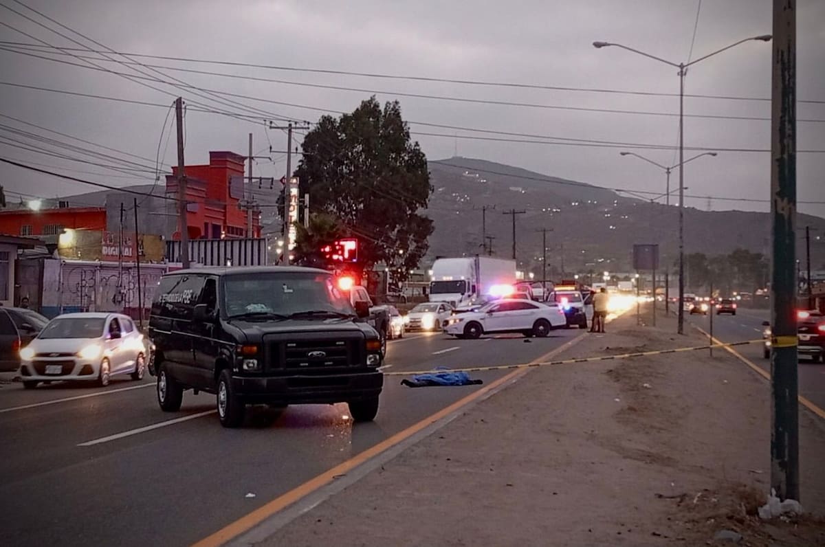 Paramédicos acudieron al lugar para brindarle atención, pero confirmaron que la víctima ya no contaba con signos vitales. Foto: Border Zoom