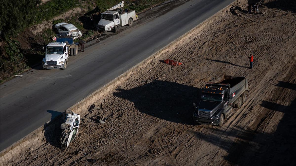 Un taxi libre y un automóvil Nissan terminaron volcados tras un choque registrado a la altura de la colonia Altiplano, en dirección a Otay. Foto: Border Zoom