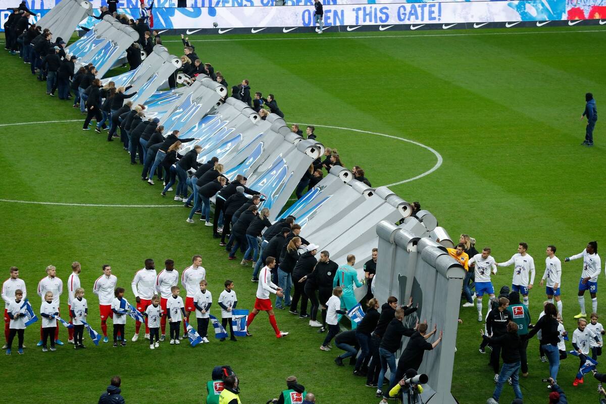 Hertha conmemora caída del Muro de Berlín; aficionados derriban réplica
