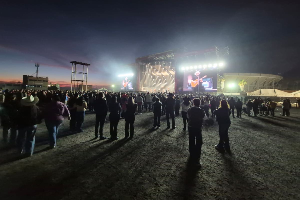 La explanada luce semivacía, pero continúa llegando gente