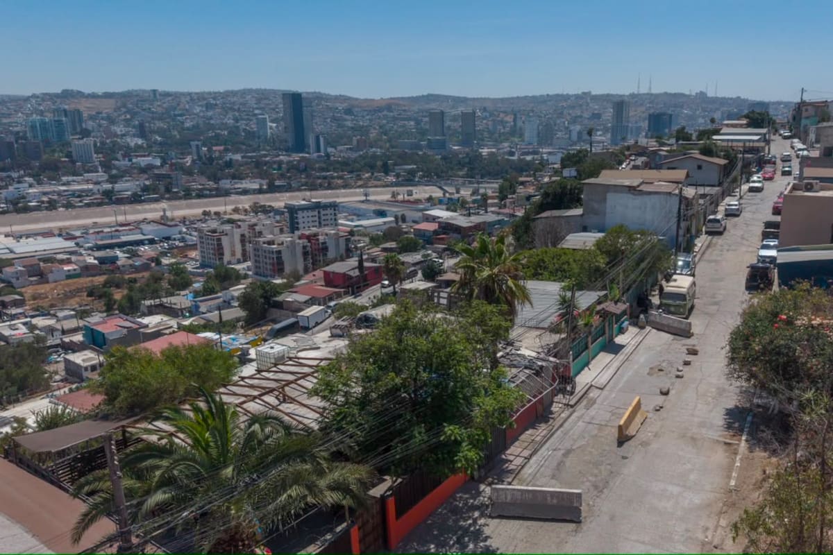 Vecinos de la colonia Defensores exigen cerrar calle Benito Juárez por hundimiento que amenaza viviendas