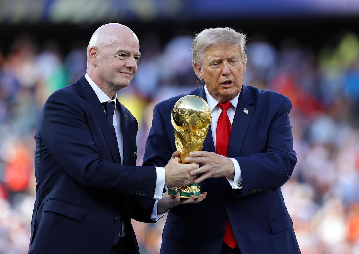 Gianni Infantino, presidente de la FIFA y Donald Trump, presidente de los EStados Unidos, sostienen el trofeo de la Copa del Mundo para entregarselo a Rodri, capitán de la Selección Española. (Foto: EFE/EPA/CHRISTOPHER NEUNDORF)