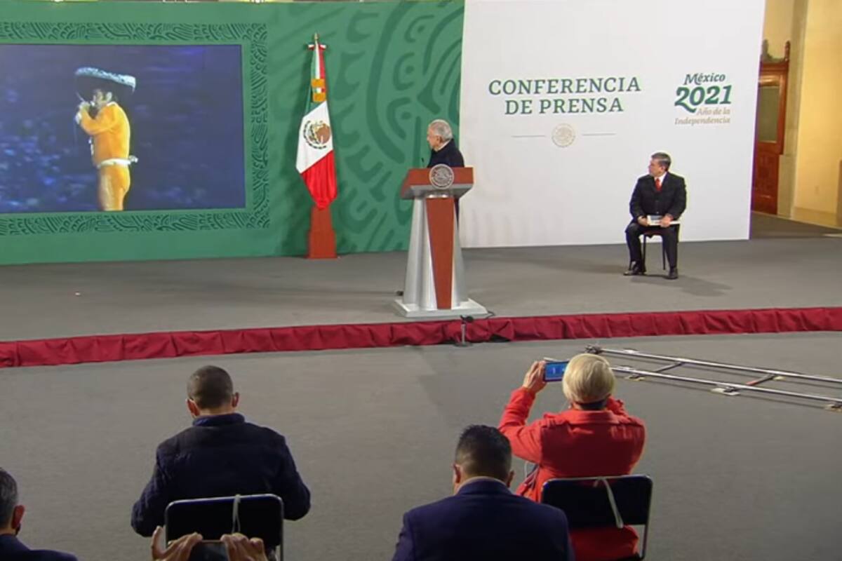 Mañanera de AMLO concluye con canción de Vicente Fernández “Volver, Volver”