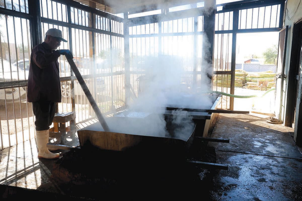 El jugo de caña extraído del trapiche se somete a un proceso de cocimiento y limpieza.