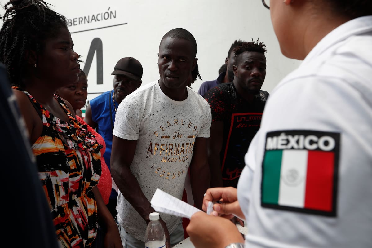 Pese a que un tribunal lo declaró ilegal, Estados Unidos deportará a África a migrantes con graves enfermedades que México rechazó