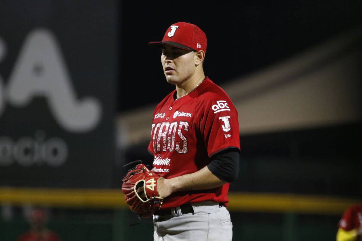 Fernando Lozano tuvo una salida complicada y se retiró luego de dos entradas y un tercio en las que recibió siete carreras, nueve hits, dos bases por bolas y un ponche para elevar a 4.46 su porcentaje de carreras limpias admitidas.