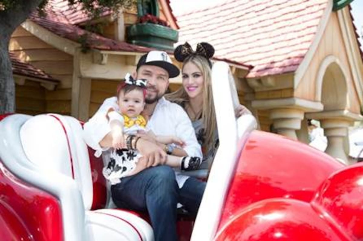 Poncho junto a su esposa Celia y Ximena, se tomaron la foto con Minnie Mouse en Mickey’s Toontown. Foto: Cortesía