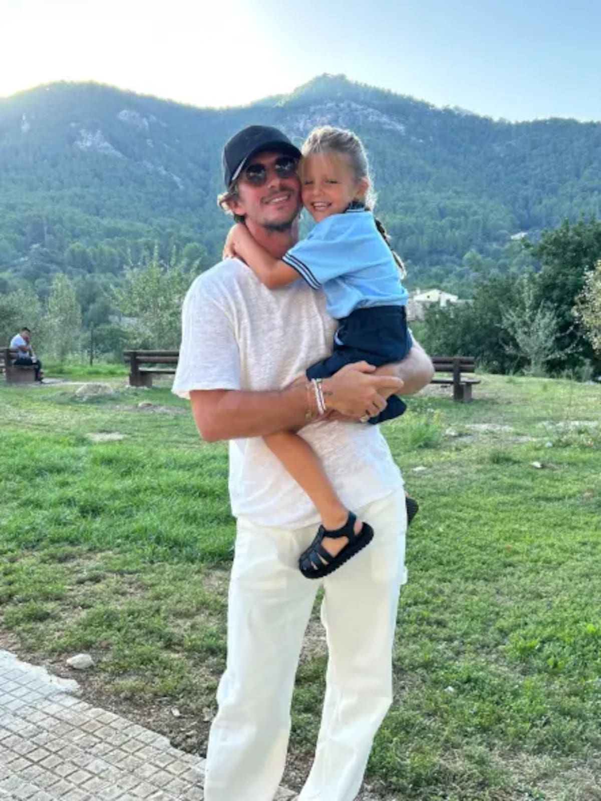 A Hall le sobrevive su hija River (en la foto de arriba, tomada el martes). Foto: jakehall/Instagram