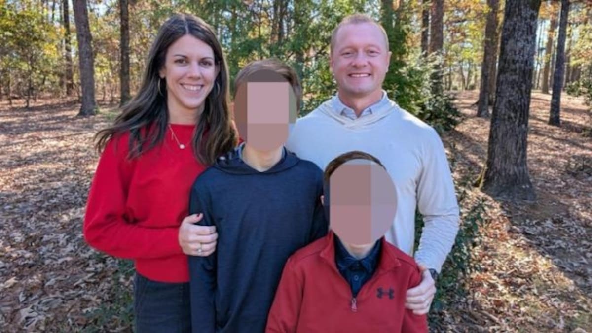 Jason Hughes, profesor de matemáticas y entrenador de golf en North Hall High School, murió tras ser atropellado frente a su casa en Gainesville; deja a su esposa Laura, también docente, y a sus dos hijos. | Crédito: GoFundMe