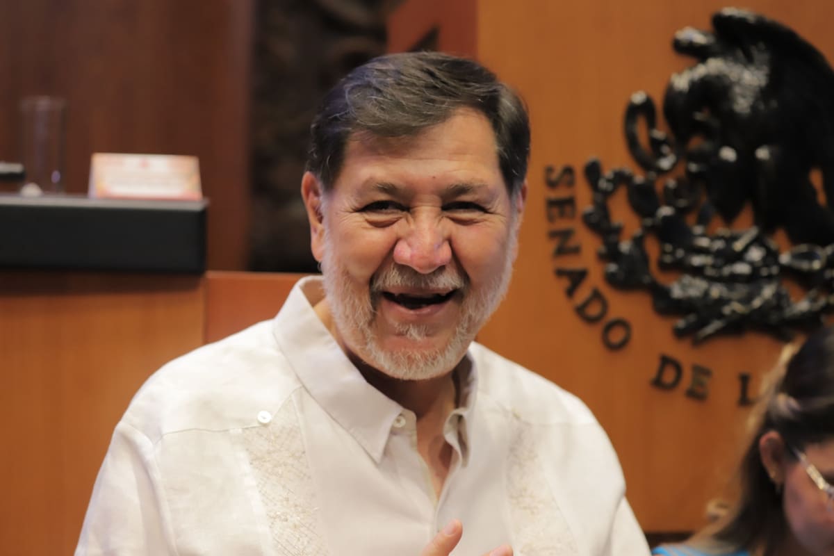 Fernández Noroña acusa que Aeroméxico intentó impedirle abordar un vuelo de Cuba a México por llevar un yeso