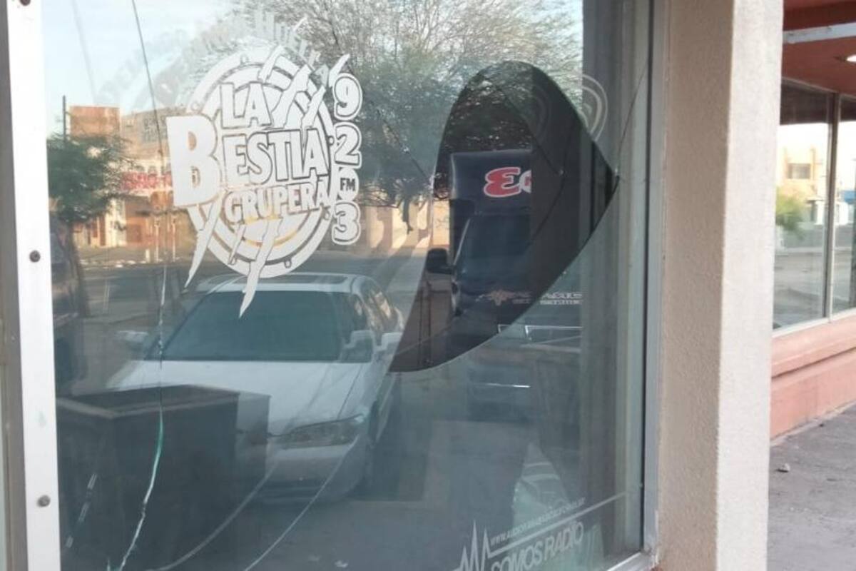 Pega hombre cristalazo a una estación de radio