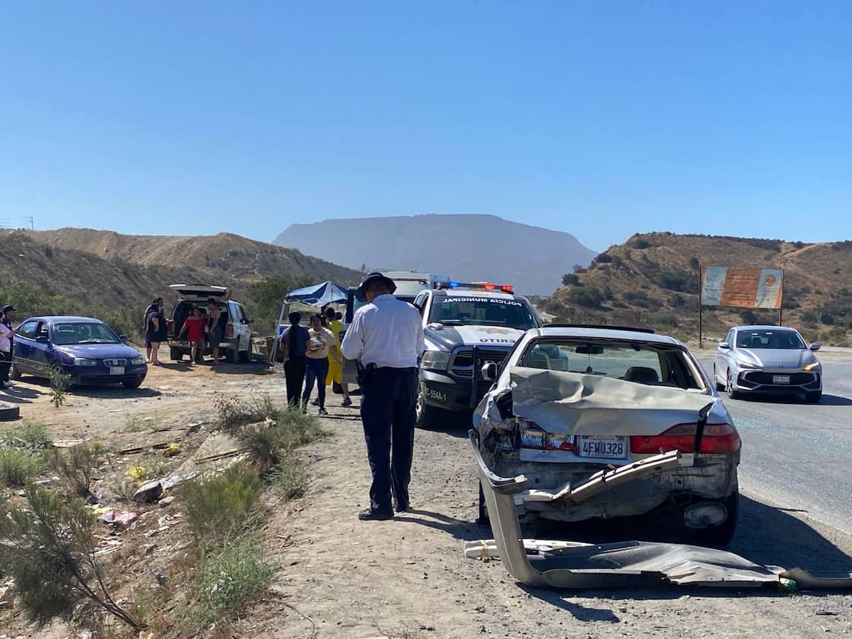 Una mujer resultó lesionada tras caer una casa rodante a un barranco en el bulevar 2000. Foto: Border Zoom
