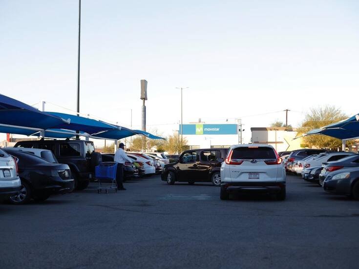 Reportan que guardias de Plaza Galerías toman fotos a placas de autos