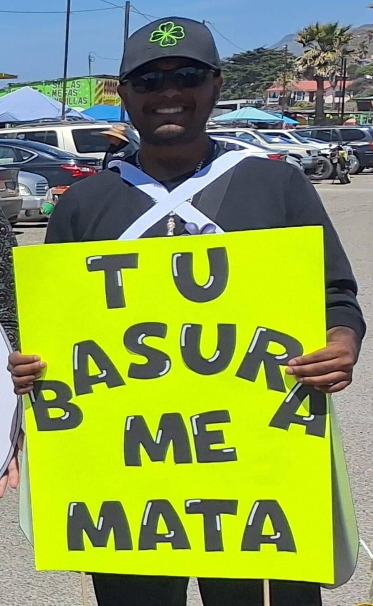 Los jóvenes portaron carteles para hacer conciencia sobre el problema de la basura en la playa.