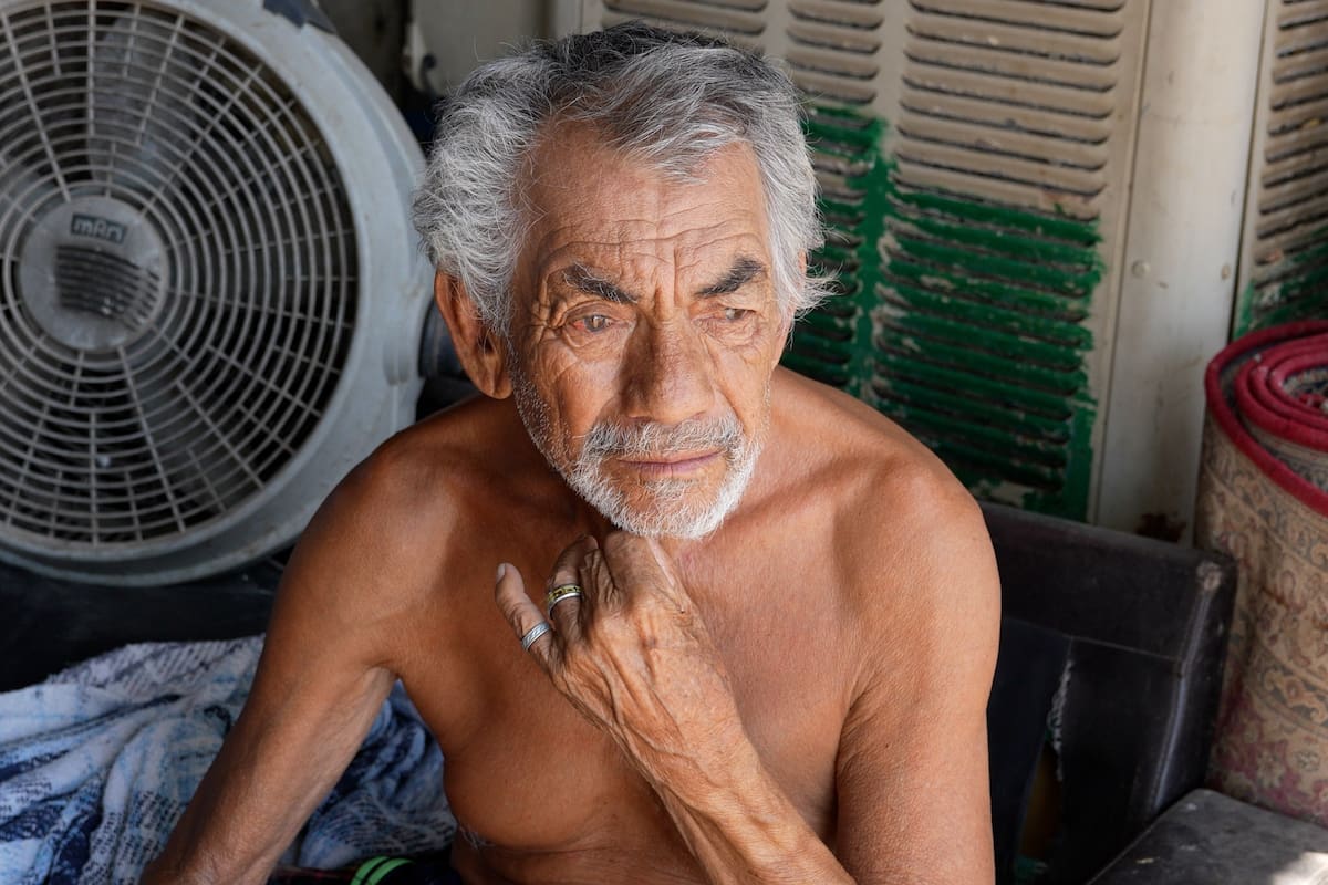 “Con abanicos y bebidas”: Raúl enfrenta el calor extremo durante trabajos de CFE en Mexicali