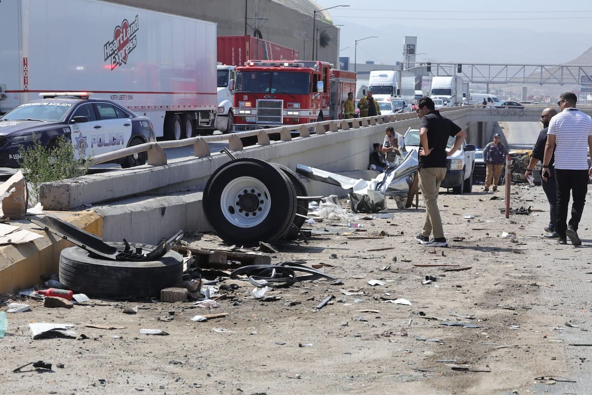 El presunto responsable se habría brincado el camellón central y se impactó contra los carros que se dirigían a Otay. Foto: Sergio Ortiz
