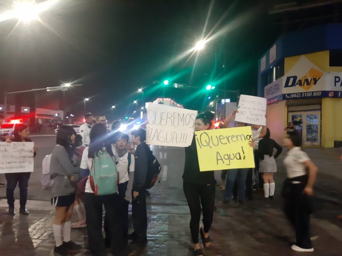 No solo vecinos, también estudiantes de la secundaría estatal 24 se unieron a la protesta. / Imagen por Gabriela Rivera P.