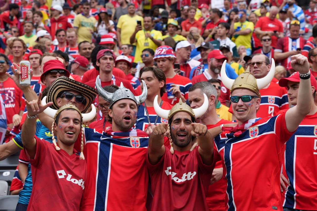 Aficionados de Noruega animan su equipo en un partido por los octavos de final del Mundial de la FIFA 2026 entre Brasil y Noruega en el estadio MetLife en Nueva Jersey (Estados Unidos). │Foto: EFE/ Angel Colmenares