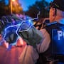 Administración de Donald Trump planea comprar guantes que emiten choques eléctricos para agentes migratorios; alertan sobre uso excesivo de la fuerza