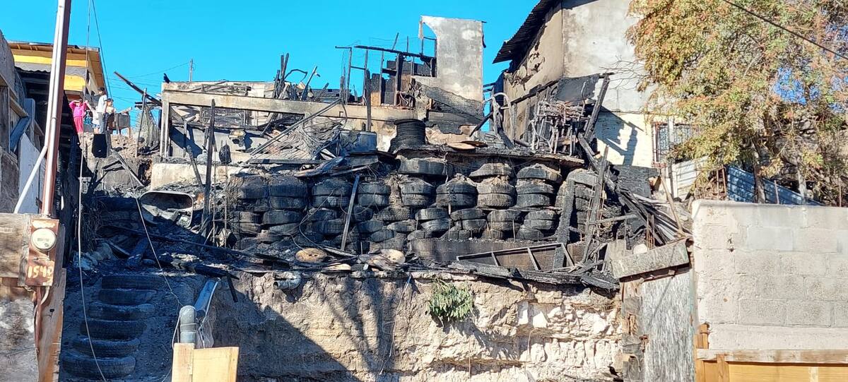 El fuego causó daños totales en una de las viviendas.
