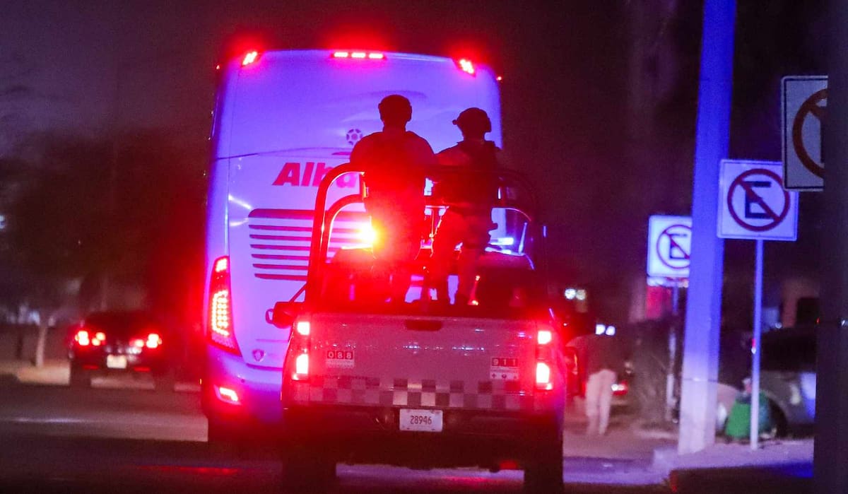 La Guardia Nacional escolta un camión con migrantes hasta las instalaciones del INM, ubicado en el vado del rio, luego de ser deportados por Nogales. | Eleazar Escobar