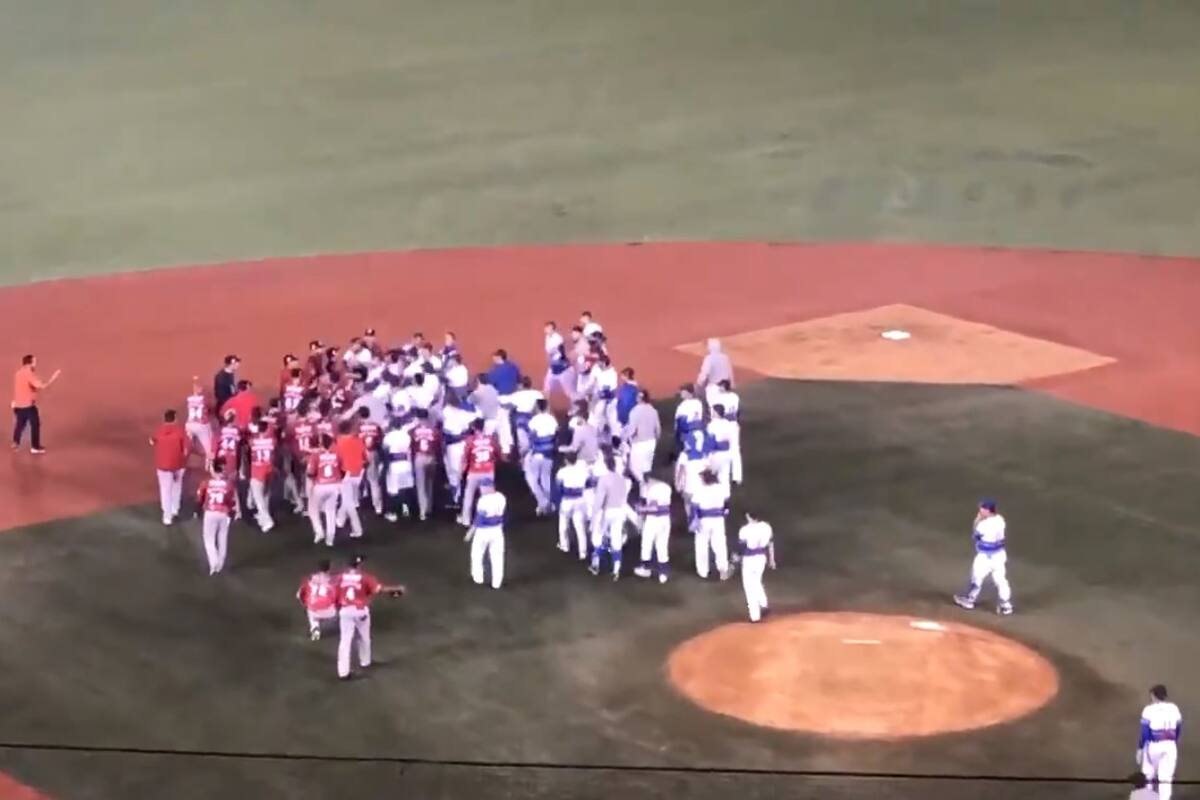 Pelea campal al finalizar partido de Charros vs Águilas