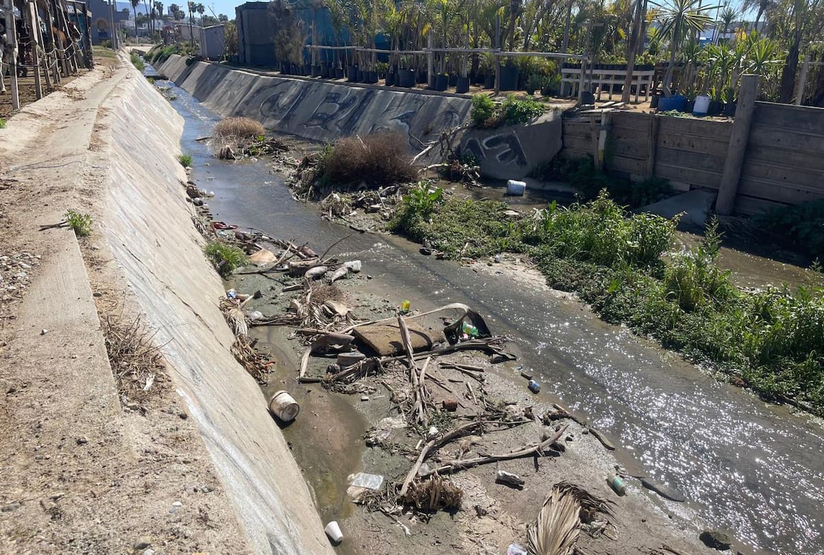 Los habitantes de la Reserva San Fernando acumulan cerros de basura y desperdicios en las orillas del arroyo y calles. Foto: Carmen Gutiérrez
